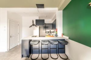 Luxury Spitfire with FREE PARKING by Prescott Apartments