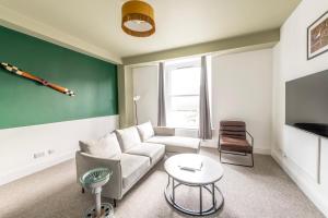 Luxury Spitfire with FREE PARKING by Prescott Apartments