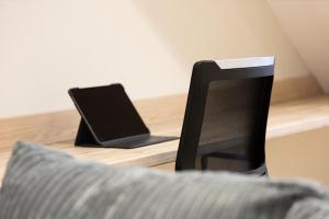 Weston House Newly Renovated Family and Workspace Business Cosy Home in Runcorn, Cheshire ENTIRE HOUSE