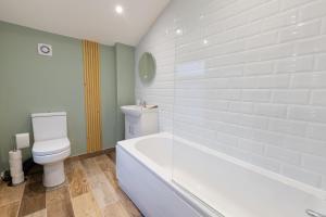 Weston House Newly Renovated Family and Workspace Business Cosy Home in Runcorn, Cheshire ENTIRE HOUSE