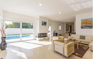 Beautiful Home In Liznjan With Kitchen