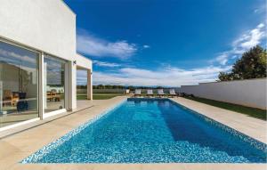 Beautiful Home In Liznjan With Kitchen