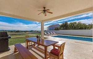 Beautiful Home In Liznjan With Kitchen