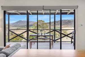 Modern and Scenic Valley Escape