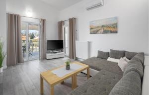 2 Bedroom Lovely Apartment In Nova Vas