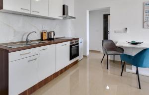 Lovely Apartment In Tribanj With Kitchen