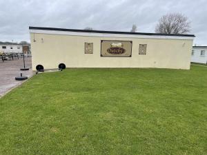 2-Bed Seaside Retreat - Sleeps 4 & Parking