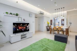 NEW 2BR of 86sqm with Parking & Netflix in BGC