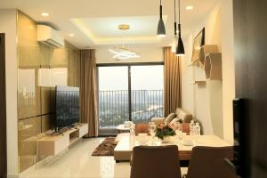 The hotel has 2 bedrooms, 2 bathrooms, 1 kitchen, 1 living room, 1 laundry room, 1 balcony, 1 swimming pool - District 7