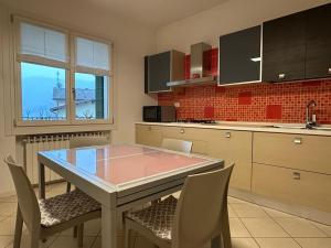 Welc-ōM Luxury Hillside Retreat