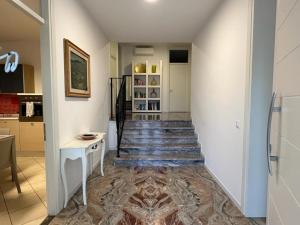 Welc-ōM Luxury Hillside Retreat