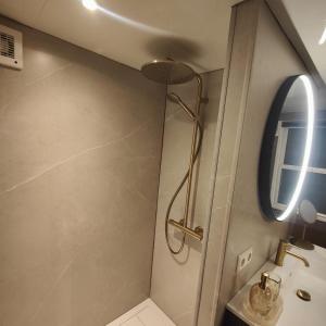 86, Bed & Outdoor Wellness - Sauna, Hottub, Icebath & Outdoor Shower included!