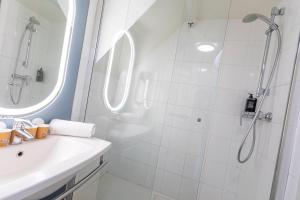 Hotels ibis Granville Port De Plaisance : Chambre Standard en Duplex avec 1 Lit Double + 2 Lits Simples 