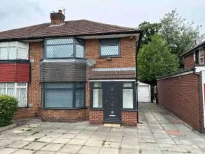 Stunning 3-Bed House in Cheadle - 奇德尔