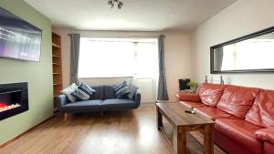 2 Bedrooms 2 Stations
