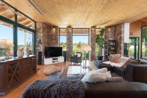 4 BD Luxurious villa with swimming pool