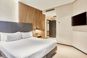 Junior Suite Deluxe room in Silken Ciudad Gijón