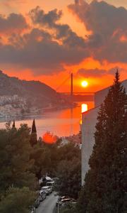 Bright & Sunny two bedroom apartment