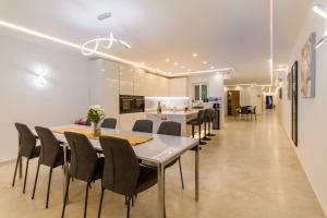 Well located top Modern Apt Aquamarine Q - Happy Rentals