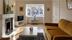 2 minute walk to LUAS (tram) - 桑迪福德