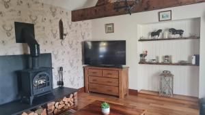 Romantic rural cottage, log burner, Smart TV early check in ,large gardens
