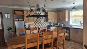 Romantic rural cottage, log burner, Smart TV early check in ,large gardens