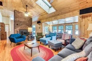 Waterfront North Hero Home with Screened Porch - بلاتسبرغ