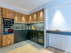 Appartement de standing avec Wi-Fi, garage, terrasse et accès direct aux pistes à Val-dIsère - FR-1-694-348