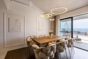 Stunning seaview,spacious chic family oasis Loani