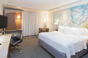 King Room with Sofa Bed - Hearing Accessible room in Courtyard by Marriott Houston Springwoods Village