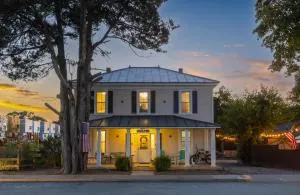 The Lyellton House: Water View, Steps from Beach - Clifton on the Potomac