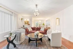 Royal Oaks Lux Villa with Fenced Yard, Near Vanmall & PDX - Amboy