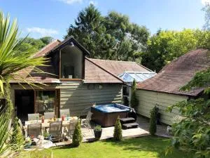 Holistic retreat: sleeps 13, pool, hot tub, sauna - Houghton Lodge Lux - Todbere