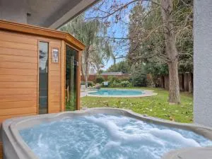 Home oasis with sauna, jacuzzi, pool & heated gazebo! - كلوفيس