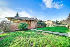 Quaint Renton Home about 15 Mi to Downtown Seattle! - Renton