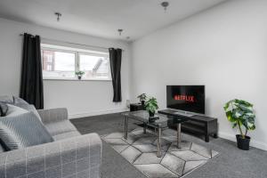 Large Central Apartment - free nearby parking