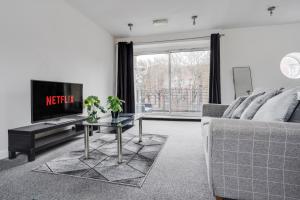 Large Central Apartment - free nearby parking