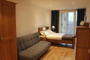 Stylish flat in central Tenby & free parking