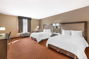 Queen Room with Two Queen Beds and Roll-In Shower - Disability Access/Non-Smoking room in Best Western Plus Kendall Hotel & Suites