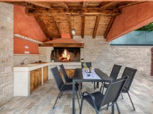 Stylish villa with swimming pool and garden 
