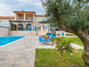 Stylish villa with swimming pool and garden 