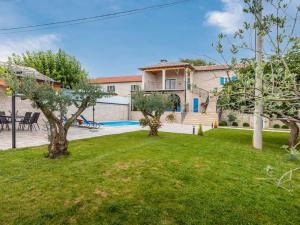 Stylish villa with swimming pool and garden 