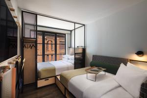 Guest room, 2 Double room in Moxy NYC East Village