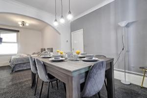 Beautiful Spacious four bedroom house with parking for 2 cars, 5 minute walk to southend station - 4hvězdičkové hotely ve městě Southend-on-Sea