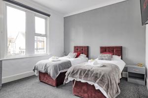 Elegant 4-Bedroom House with Parking, 5 Minutes from Southend Station