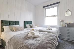 Elegant 4-Bedroom House with Parking, 5 Minutes from Southend Station