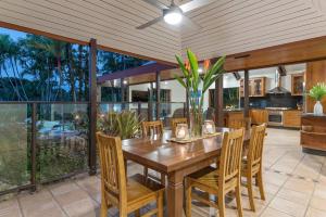 10 Wharf Street - a tropical family home