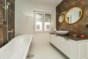 Seaside luxury villa with a swimming pool Sukosan, Zadar - 22250