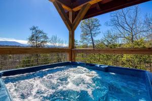 Timeless View - Mountain Views, Hot Tub, WIFI, Game Room, Free Attraction Tickets!