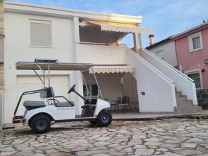 Apartments with parking space Vir - 22347